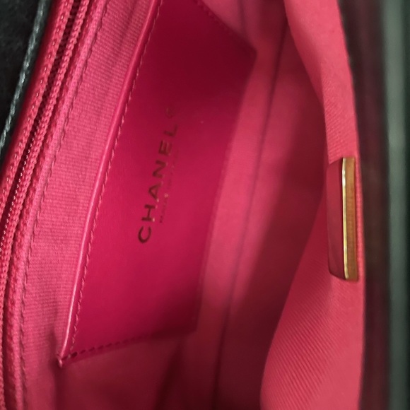 Chanel lambskin Black Quilted Crossbody with Gold Heart Accent AUTHENTIC - Picture 11 of 16